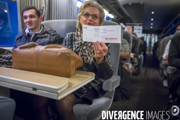 Usagers de la ligne Paris Rouen Le Havre pendant les grèves SNCF