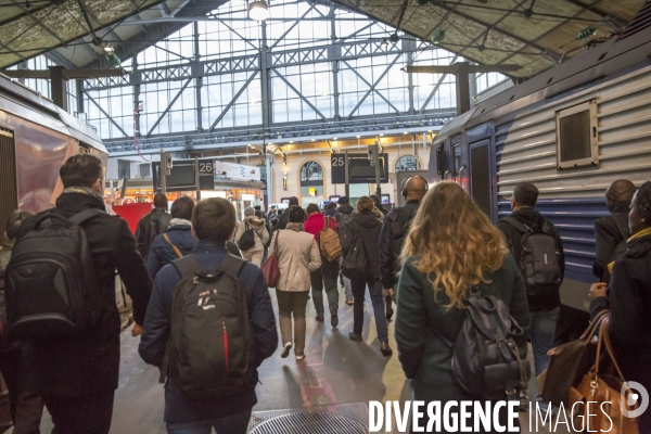 Usagers de la ligne Paris Rouen Le Havre pendant les grèves SNCF