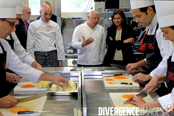 Anne Hidalgo en visite au quartier populaire saint Blaise.