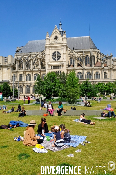 Après dix ans de travaux, les Halles retrouvent leur place  au coeur de Paris.