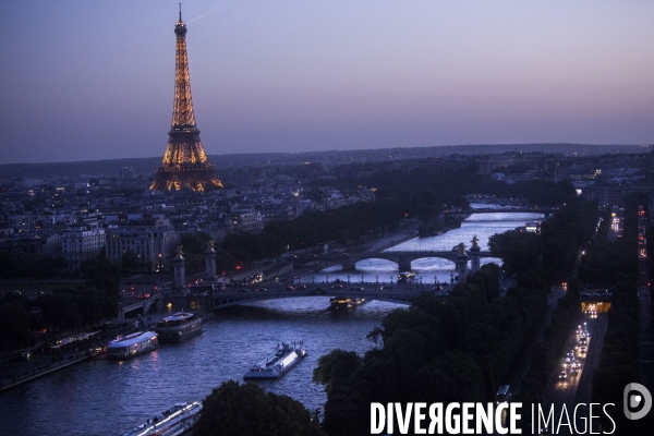 Derniers tours pour la grande roue de Paris sur la place de La Concorde.