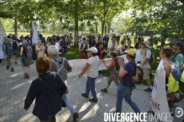 Confluence des deux marches citoyennes Tous cobayes et Solidaire des migrants à Lyon