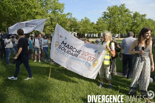 Confluence des deux marches citoyennes Tous cobayes et Solidaire des migrants à Lyon