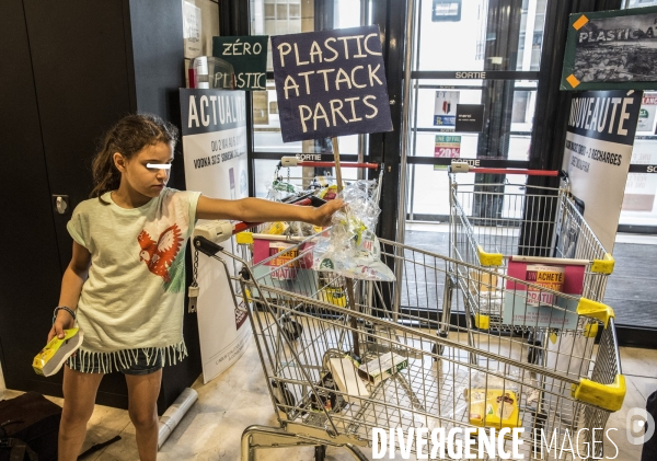 Operation plasticattack au monoprix