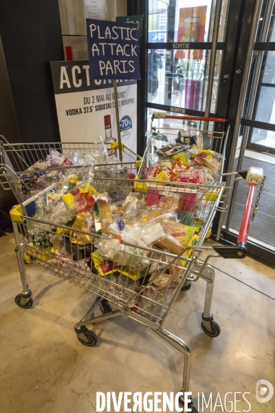 Operation plasticattack au monoprix