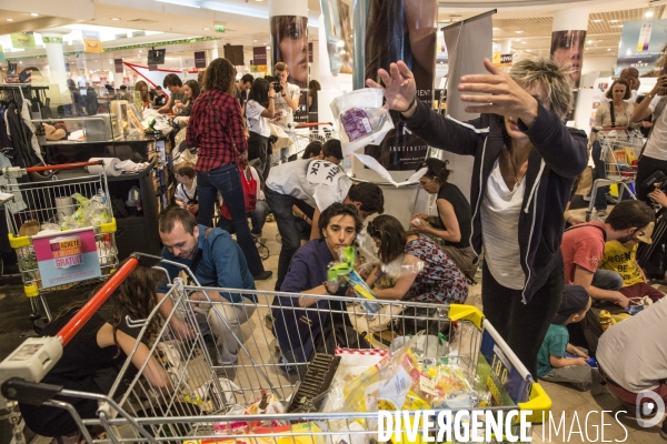 Operation plasticattack au monoprix