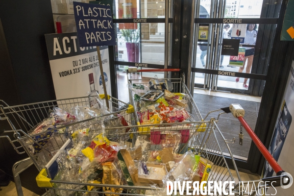 Operation plasticattack au monoprix