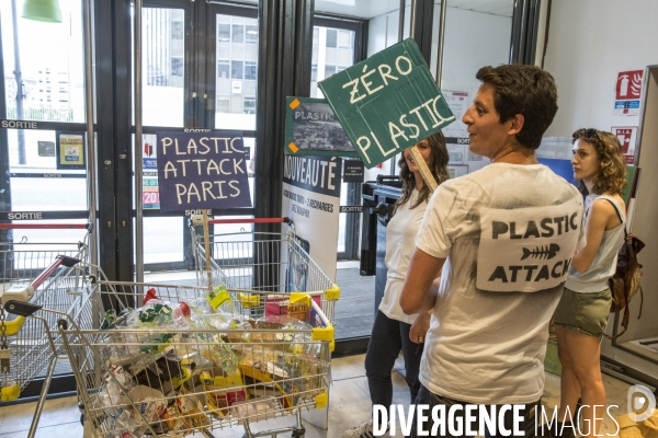 Operation plasticattack au monoprix