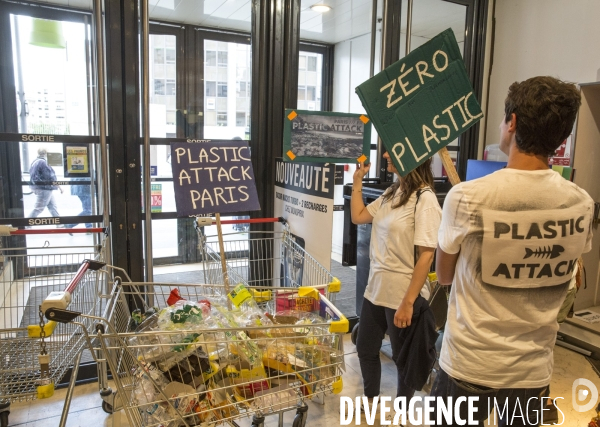 Operation plasticattack au monoprix