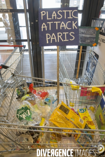 Operation plasticattack au monoprix