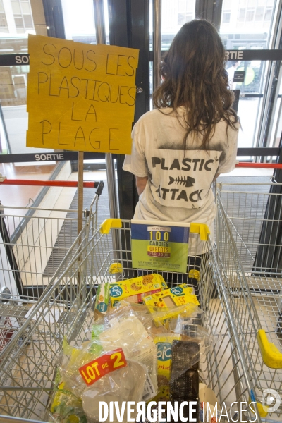 Operation plasticattack au monoprix