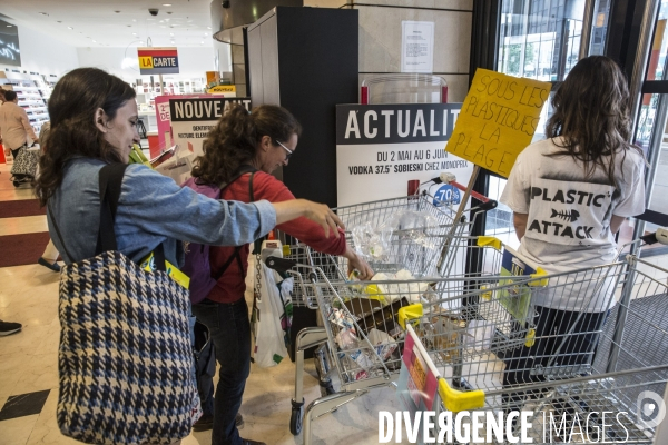 Operation plasticattack au monoprix