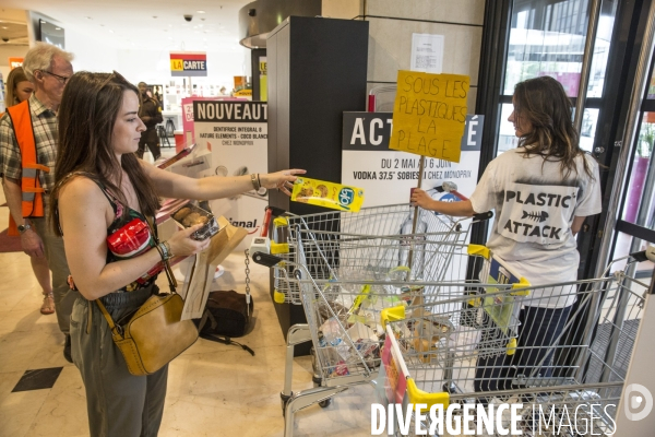 Operation plasticattack au monoprix