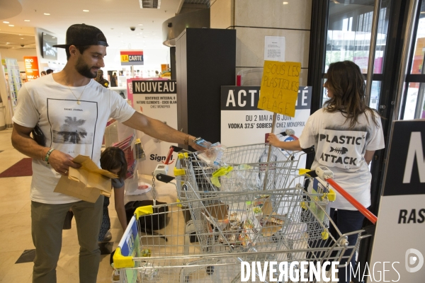 Operation plasticattack au monoprix