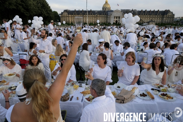 Le Dîner en Blanc fête ses 30 ans à Paris. White Dinner (Diner en Blanc), at the Invalides gardens in Paris,