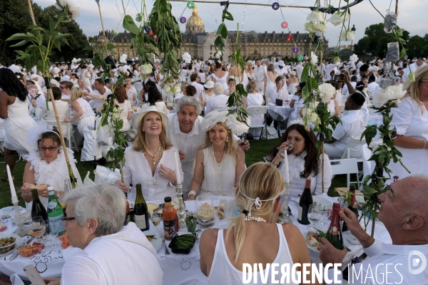 Le Dîner en Blanc fête ses 30 ans à Paris. White Dinner (Diner en Blanc), at the Invalides gardens in Paris,