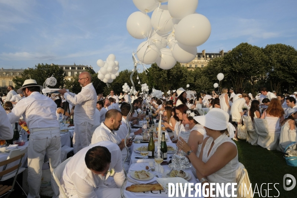 Le Dîner en Blanc fête ses 30 ans à Paris. White Dinner (Diner en Blanc), at the Invalides gardens in Paris,
