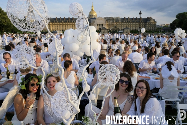 Le Dîner en Blanc fête ses 30 ans à Paris. White Dinner (Diner en Blanc), at the Invalides gardens in Paris,