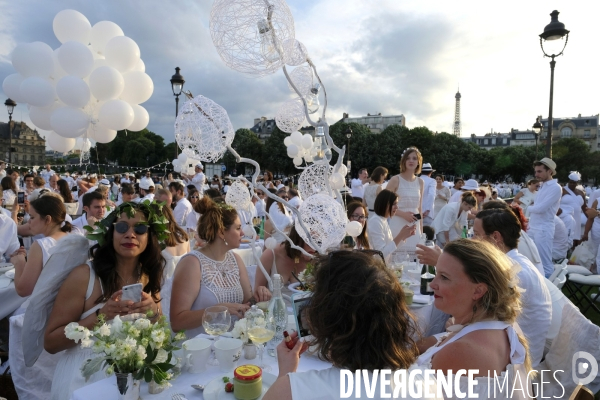 Le Dîner en Blanc fête ses 30 ans à Paris. White Dinner (Diner en Blanc), at the Invalides gardens in Paris,