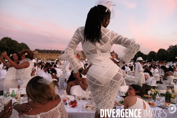 Le Dîner en Blanc fête ses 30 ans à Paris. White Dinner (Diner en Blanc), at the Invalides gardens in Paris,