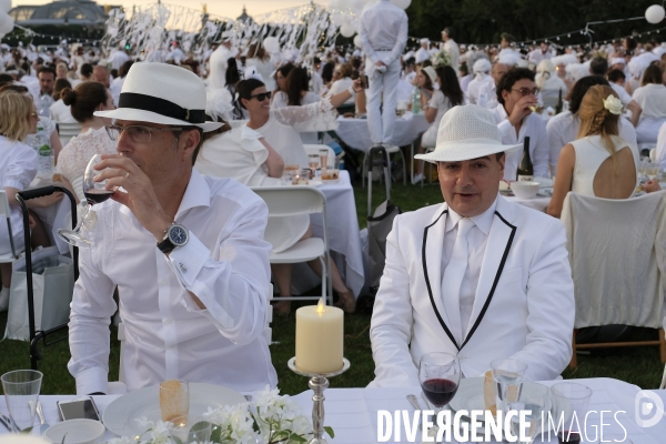 Le Dîner en Blanc fête ses 30 ans à Paris. White Dinner (Diner en Blanc), at the Invalides gardens in Paris,