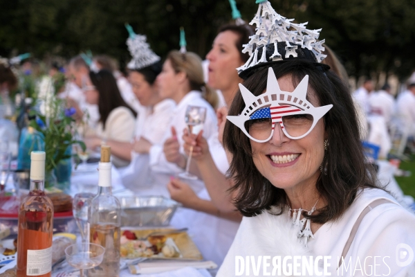 Le Dîner en Blanc fête ses 30 ans à Paris. White Dinner (Diner en Blanc), at the Invalides gardens in Paris,