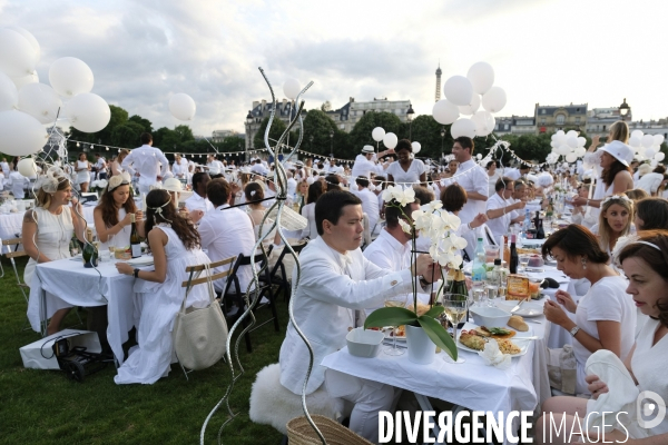 Le Dîner en Blanc fête ses 30 ans à Paris. White Dinner (Diner en Blanc), at the Invalides gardens in Paris,