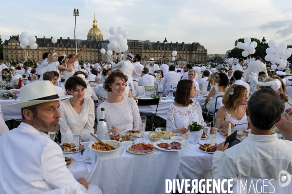 Le Dîner en Blanc fête ses 30 ans à Paris. White Dinner (Diner en Blanc), at the Invalides gardens in Paris,