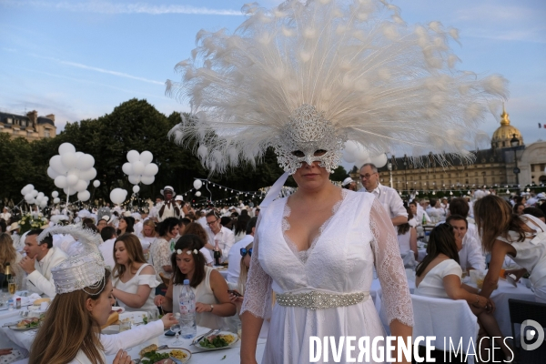 Le Dîner en Blanc fête ses 30 ans à Paris. White Dinner (Diner en Blanc), at the Invalides gardens in Paris,