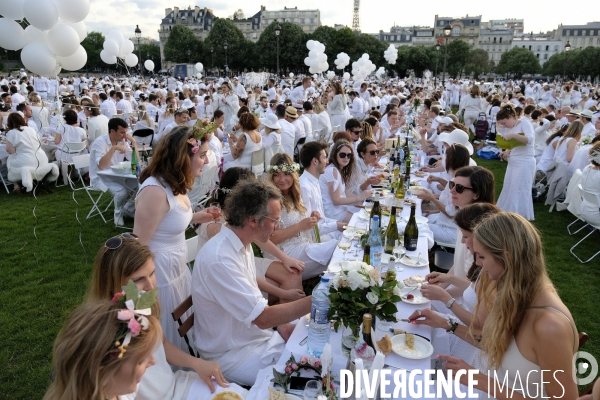 Le Dîner en Blanc fête ses 30 ans à Paris. White Dinner (Diner en Blanc), at the Invalides gardens in Paris,