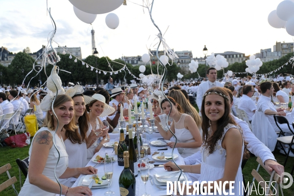 Le Dîner en Blanc fête ses 30 ans à Paris. White Dinner (Diner en Blanc), at the Invalides gardens in Paris,