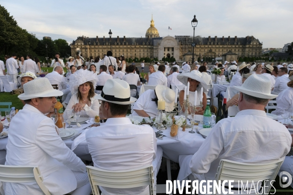 Le Dîner en Blanc fête ses 30 ans à Paris. White Dinner (Diner en Blanc), at the Invalides gardens in Paris,