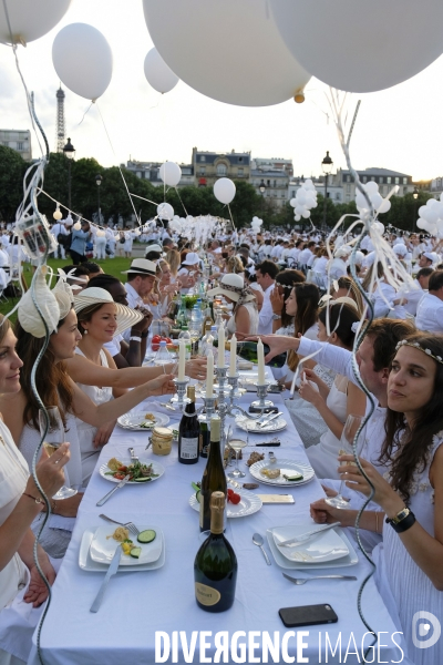 Le Dîner en Blanc fête ses 30 ans à Paris. White Dinner (Diner en Blanc), at the Invalides gardens in Paris,