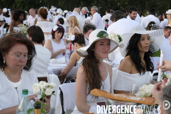 Le Dîner en Blanc fête ses 30 ans à Paris. White Dinner (Diner en Blanc), at the Invalides gardens in Paris,
