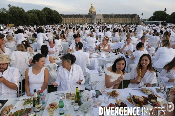 Le Dîner en Blanc fête ses 30 ans à Paris. White Dinner (Diner en Blanc), at the Invalides gardens in Paris,