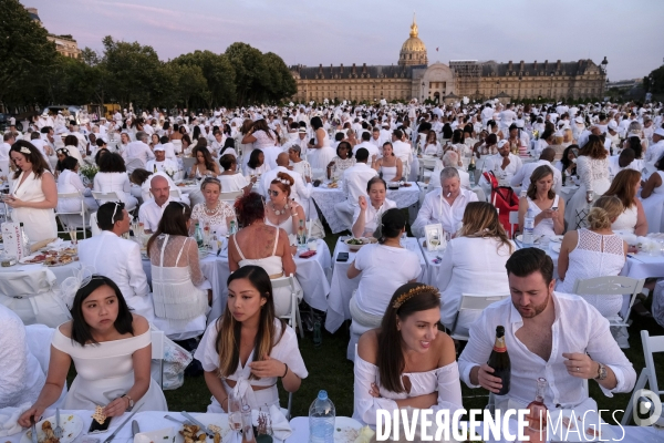 Le Dîner en Blanc fête ses 30 ans à Paris. White Dinner (Diner en Blanc), at the Invalides gardens in Paris,