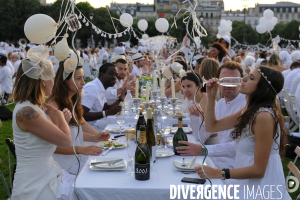 Le Dîner en Blanc fête ses 30 ans à Paris. White Dinner (Diner en Blanc), at the Invalides gardens in Paris,