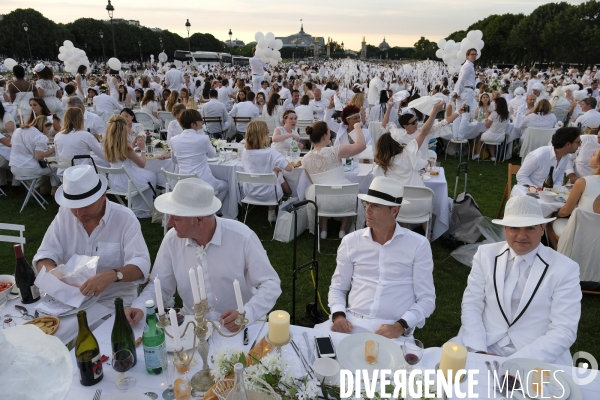 Le Dîner en Blanc fête ses 30 ans à Paris. White Dinner (Diner en Blanc), at the Invalides gardens in Paris,