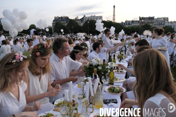 Le Dîner en Blanc fête ses 30 ans à Paris. White Dinner (Diner en Blanc), at the Invalides gardens in Paris,