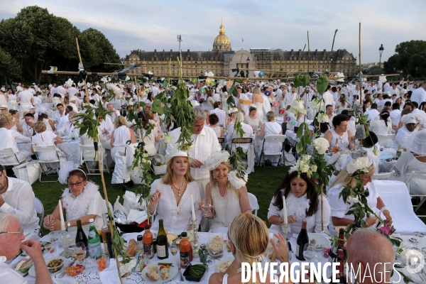 Le Dîner en Blanc fête ses 30 ans à Paris. White Dinner (Diner en Blanc), at the Invalides gardens in Paris,