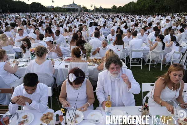Le Dîner en Blanc fête ses 30 ans à Paris. White Dinner (Diner en Blanc), at the Invalides gardens in Paris,