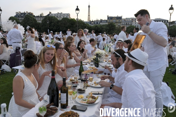 Le Dîner en Blanc fête ses 30 ans à Paris. White Dinner (Diner en Blanc), at the Invalides gardens in Paris,