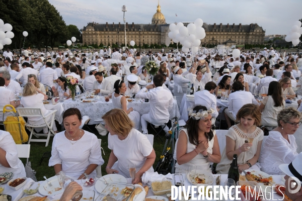 Le Dîner en Blanc fête ses 30 ans à Paris. White Dinner (Diner en Blanc), at the Invalides gardens in Paris,