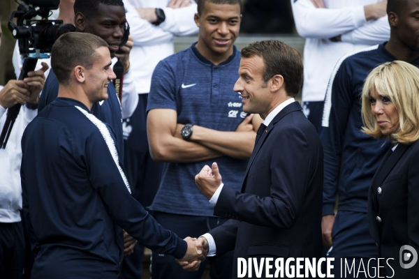 Emmanuel et Brigitte MACRON avec l équipe de France de football à Clairefontaine.