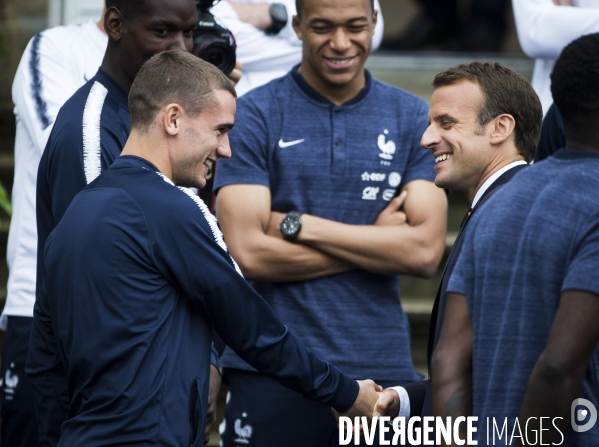 Emmanuel et Brigitte MACRON avec l équipe de France de football à Clairefontaine.