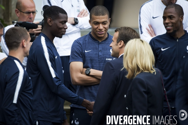 Emmanuel et Brigitte MACRON avec l équipe de France de football à Clairefontaine.