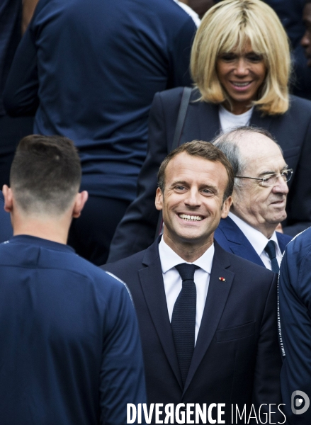 Emmanuel et Brigitte MACRON avec l équipe de France de football à Clairefontaine.