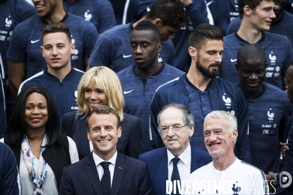 Emmanuel et Brigitte MACRON avec l équipe de France de football à Clairefontaine.