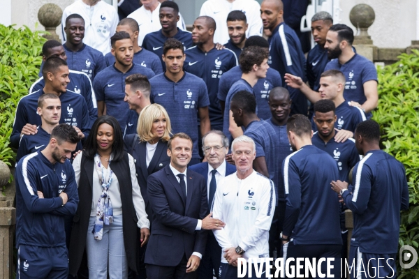 Emmanuel et Brigitte MACRON avec l équipe de France de football à Clairefontaine.