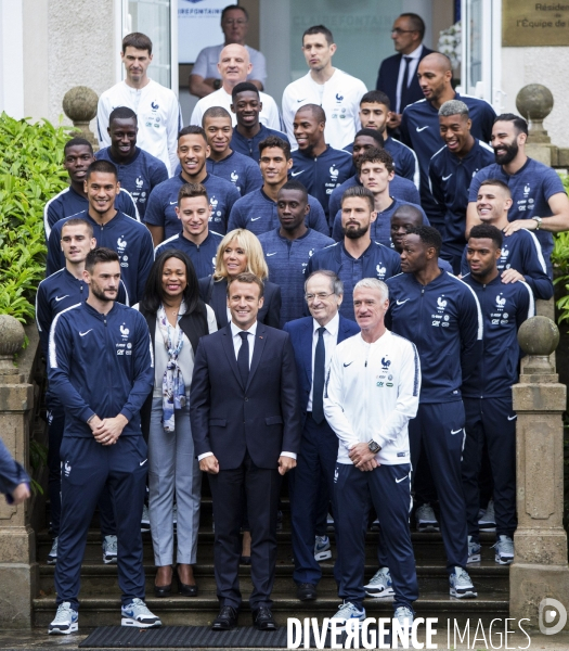 Emmanuel et Brigitte MACRON avec l équipe de France de football à Clairefontaine.